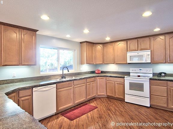 5th image of 1422 SE Brookwood Ave