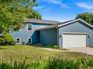 2724 Rocksbury Dr, Bloomington, IL 61705