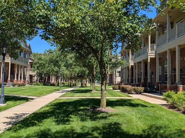 413 Village Dr, Walled Lake, MI 48390