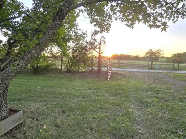 30808 E County Line Rd, Pleasant Hill, MO 64080