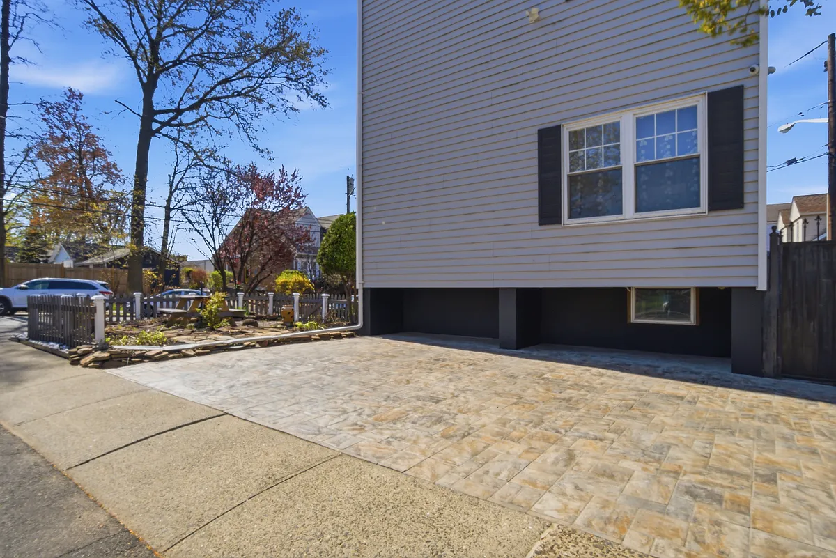 Building Photo - 301 Nesbit Ter #2