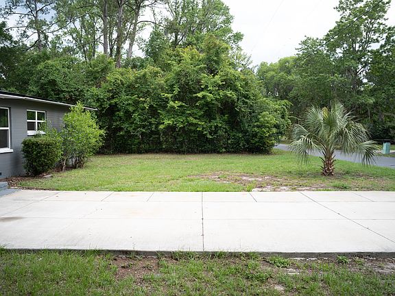 3rd image of 1015 SE 10th Terrace