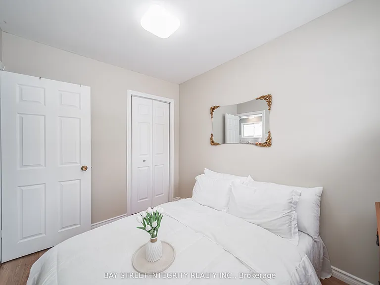 74 De La Salle Blvd — Photo 27