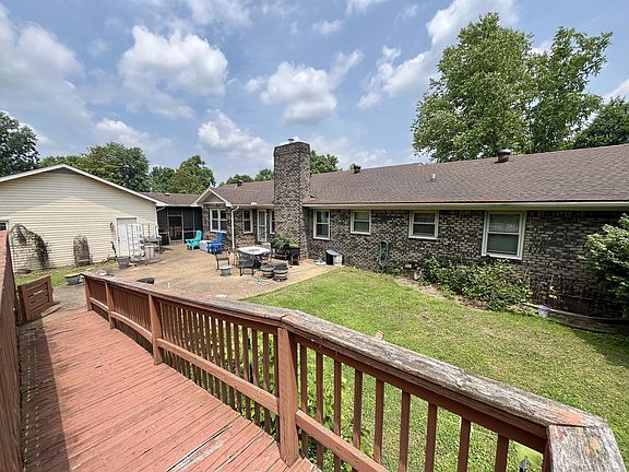5th image of 2128 Fox Hill Dr E