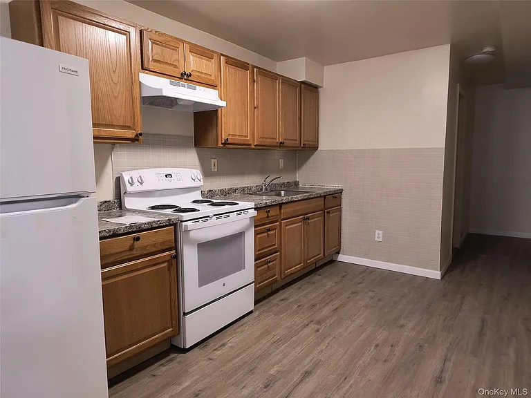 22 Gidney Ave #LOWER LEVEL — Photo 4