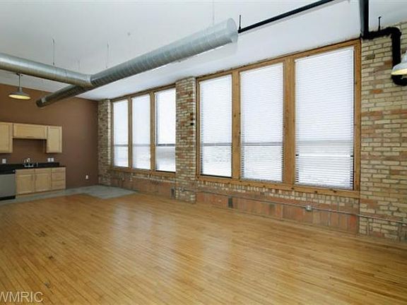 5th image of 500 Erie St Unit 5