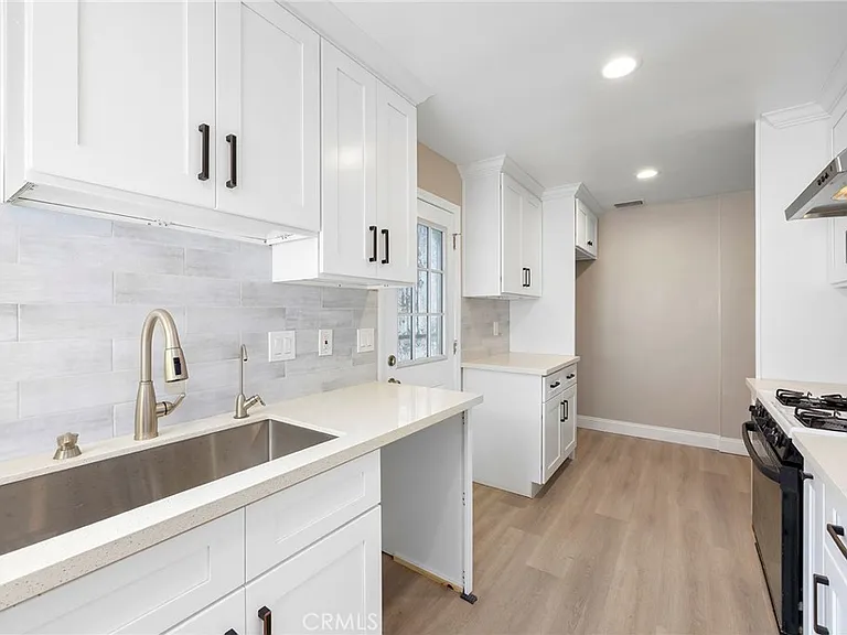 2140 N Eastern Ave — Photo 5