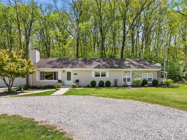 1691 Straube Ln, Brighton, IL 62012