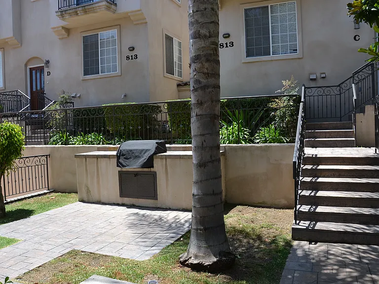 813 Van Ness Ave #D — Photo 3
