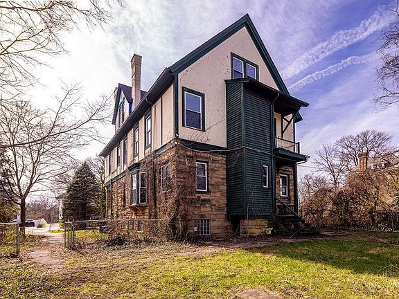 3rd image of 990 Burton Ave