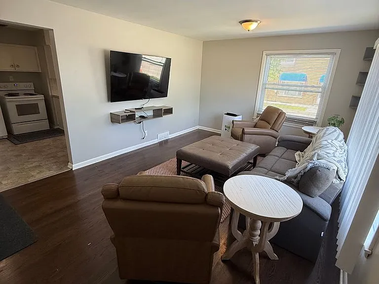 5633 W Oklahoma Ave — Photo 2