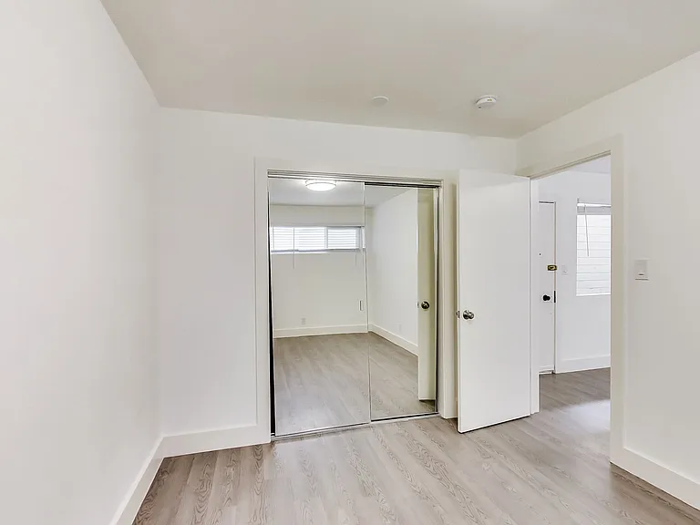2240 Larkin — Photo 12