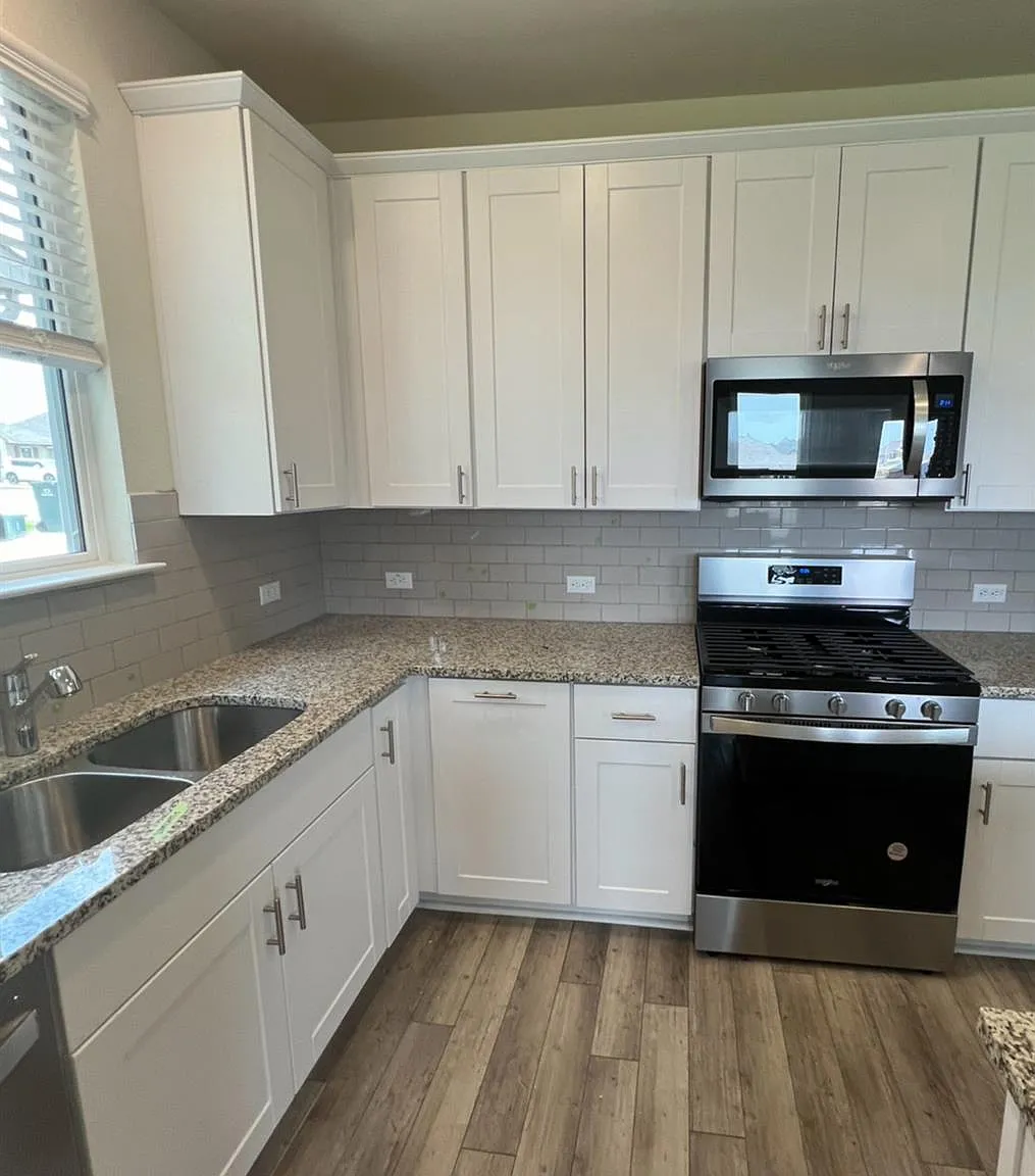 3 bed, 2.5 bath, 2081 sqft, $2,300 — Photo 3