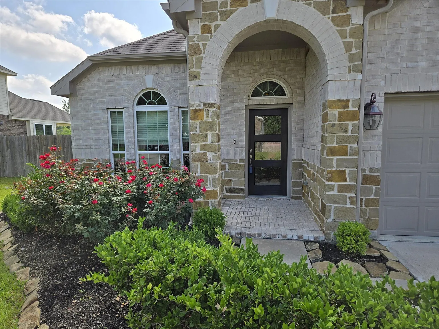 4 bed, 2.0 bath, 2078 sqft, $2,300 — Photo 2