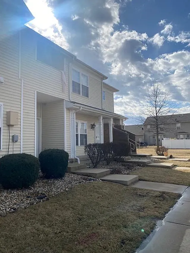 3 bed, 1200 sqft, $1,650 — Photo 1