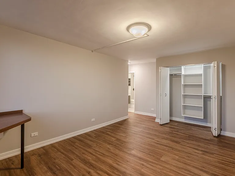 Park Michigan Renovated Unit - Bedroom