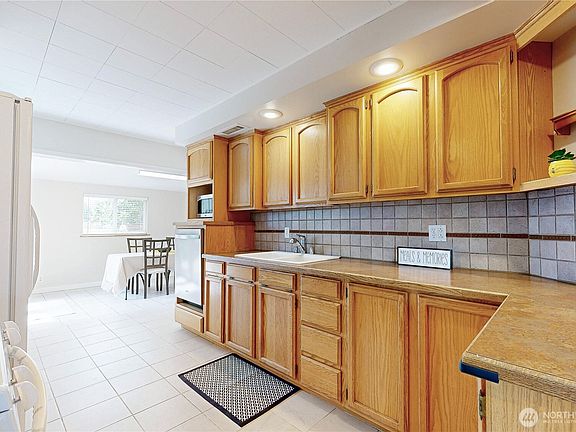 5th image of 428 SE Date Avenue