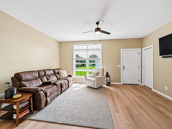 3rd image of 1108 1st St SE
