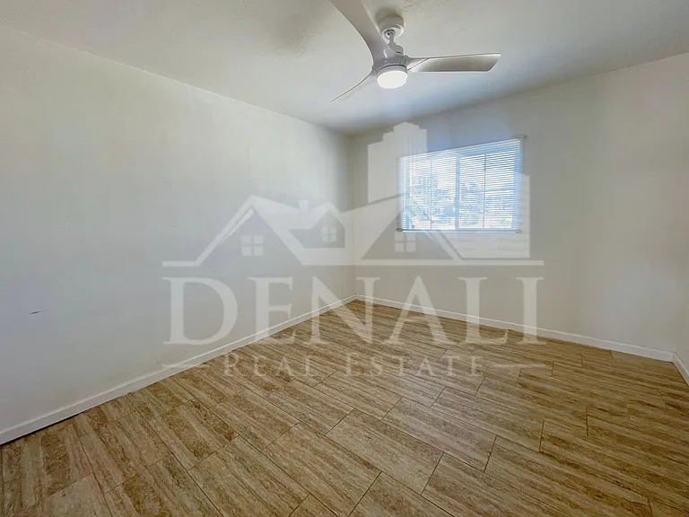 2401 E Meadowbrook Ave — Photo 27