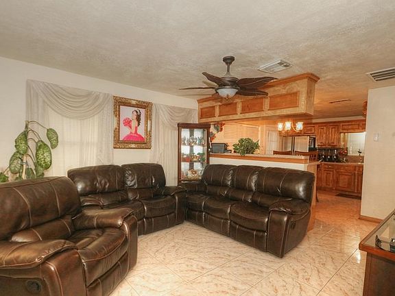 4th image of 557 Pecan Dr