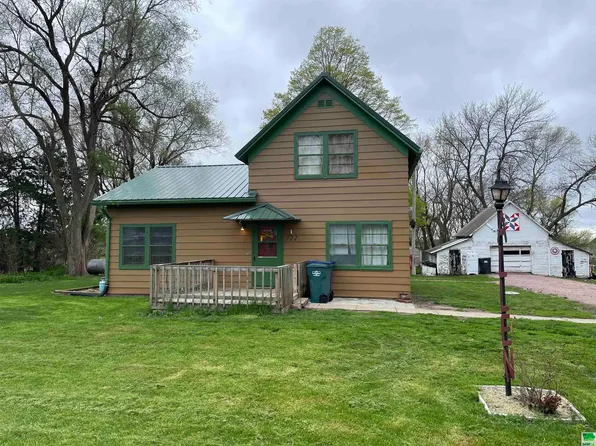 722 1st St, Hawarden, IA 51023