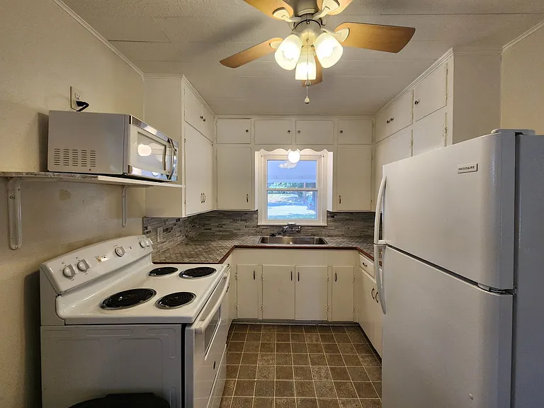 554 Lee St — Photo 9