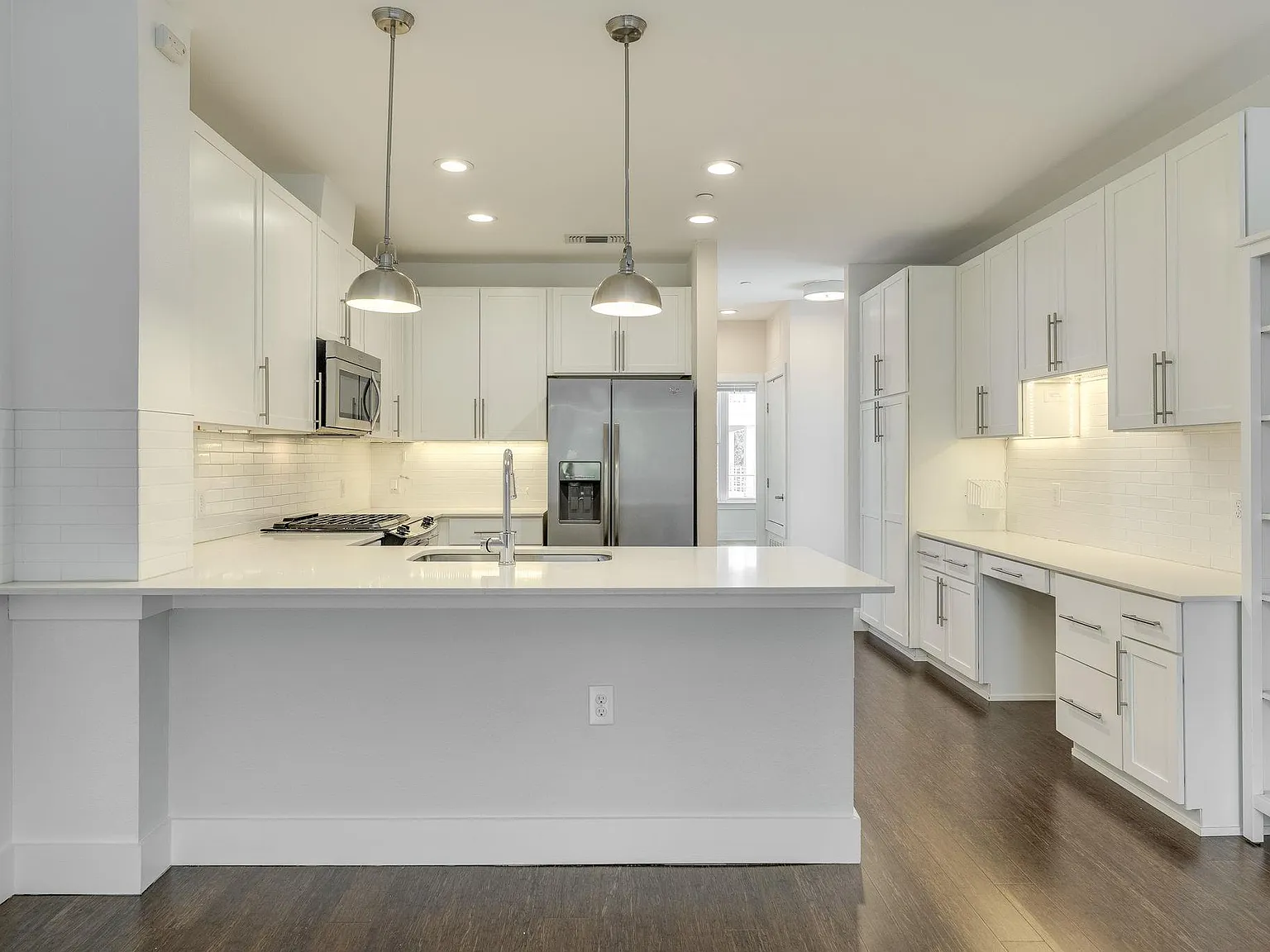 2 bed, 1.0 bath, 945 sqft, $2,400 — Photo 2