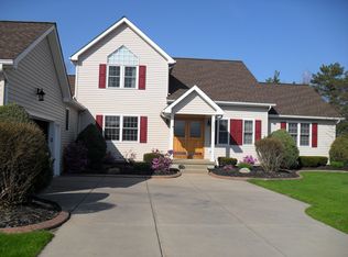 3395 Creekview Dr, Hamburg, NY 14075