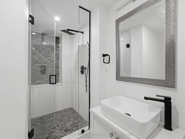 18 Alex Campbell Cres — Photo 37