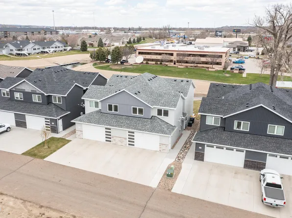 2425 Water Park Loop SE, Mandan, ND 58554