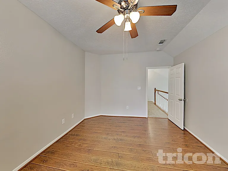 1050 Maclesby Ln — Photo 11