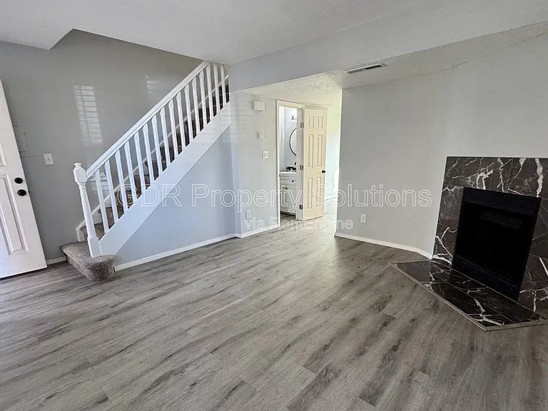 700 Fruit Ave NW — Photo 1