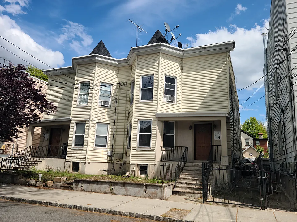 54 Smith St #1
