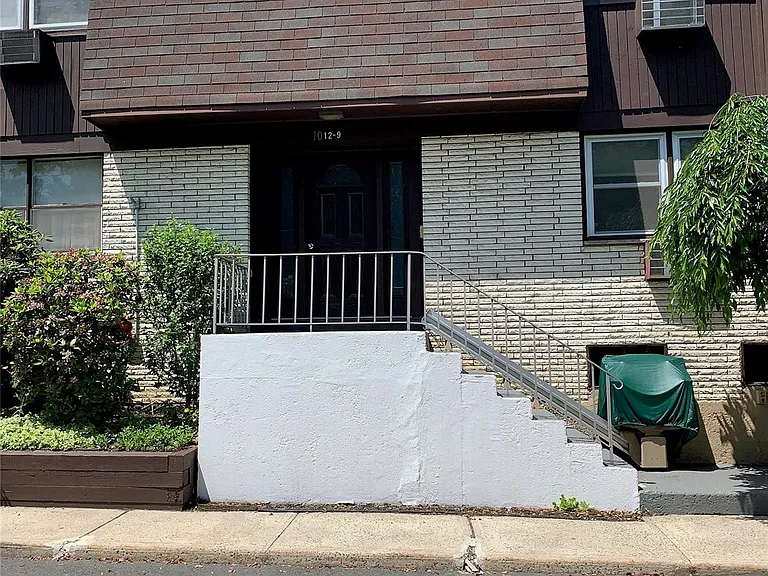 10 Oxford Dr #10 — Photo 1