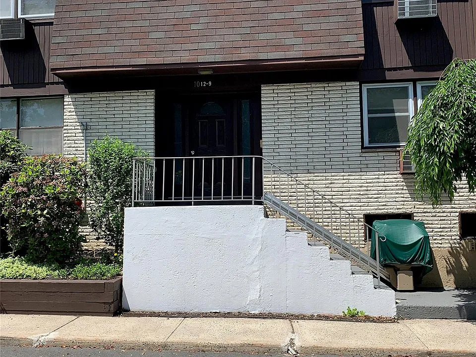 10 Oxford Dr #10