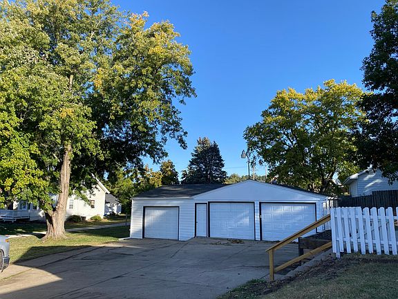 wide driveway with 3 car garage