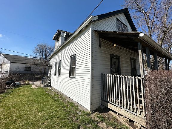 4th image of 1426 Center Ave