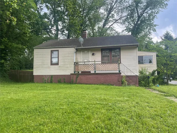 588 Cosie Dr, Saint Louis, MO 63137