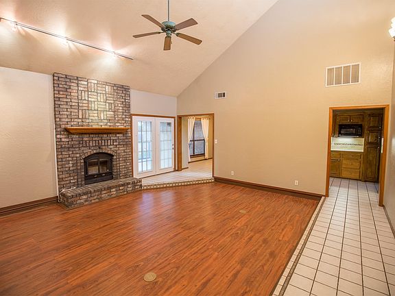 2nd image of 8 NW Forest Ln