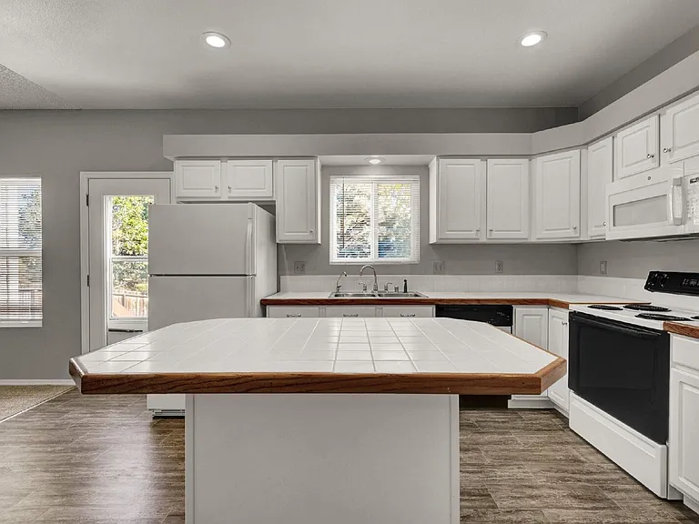 8720 Massey Cir — Photo 13
