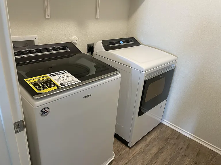 Washer/Dryer included