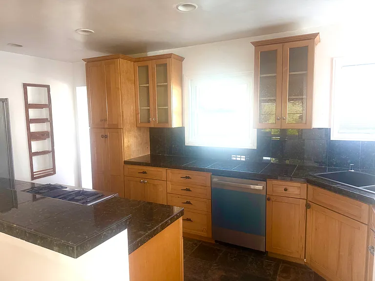 528 N Maria Ave — Photo 8