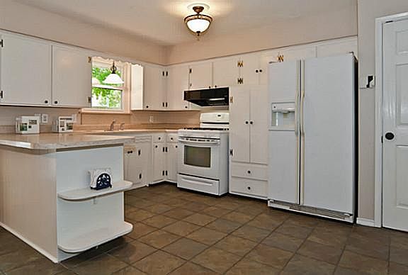 5th image of 10664 Longmeadow Dr