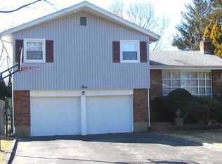 4 Lyon Ct, Hicksville, NY 11801