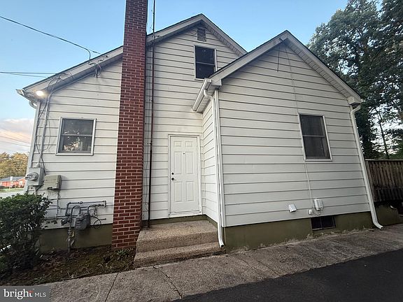 3rd image of 182 W Park Dr