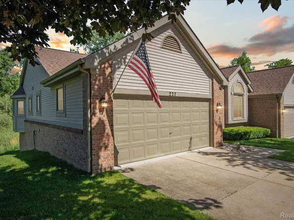 227 Sisu Knoll Dr, Brighton, MI 48116