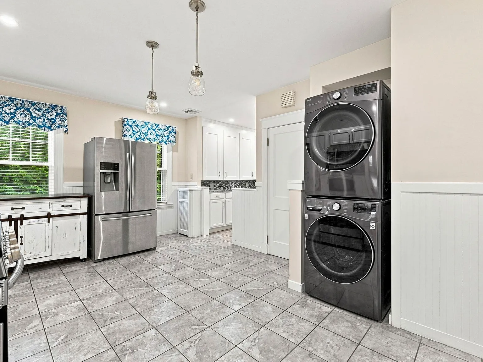 3 bed, 1.0 bath, 1500 sqft, $3,600 — Photo 3