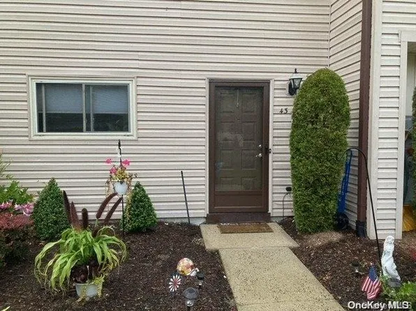 650 W Newbridge Road #43, East Meadow, NY 11554