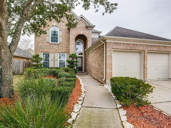 3rd image of 2106 Breezeway Ln