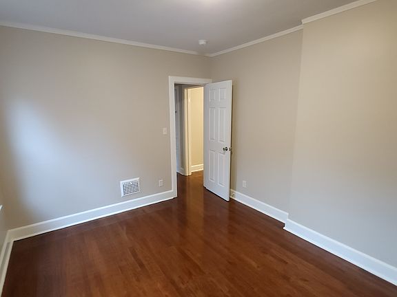 3rd image of 118 Niven St #118